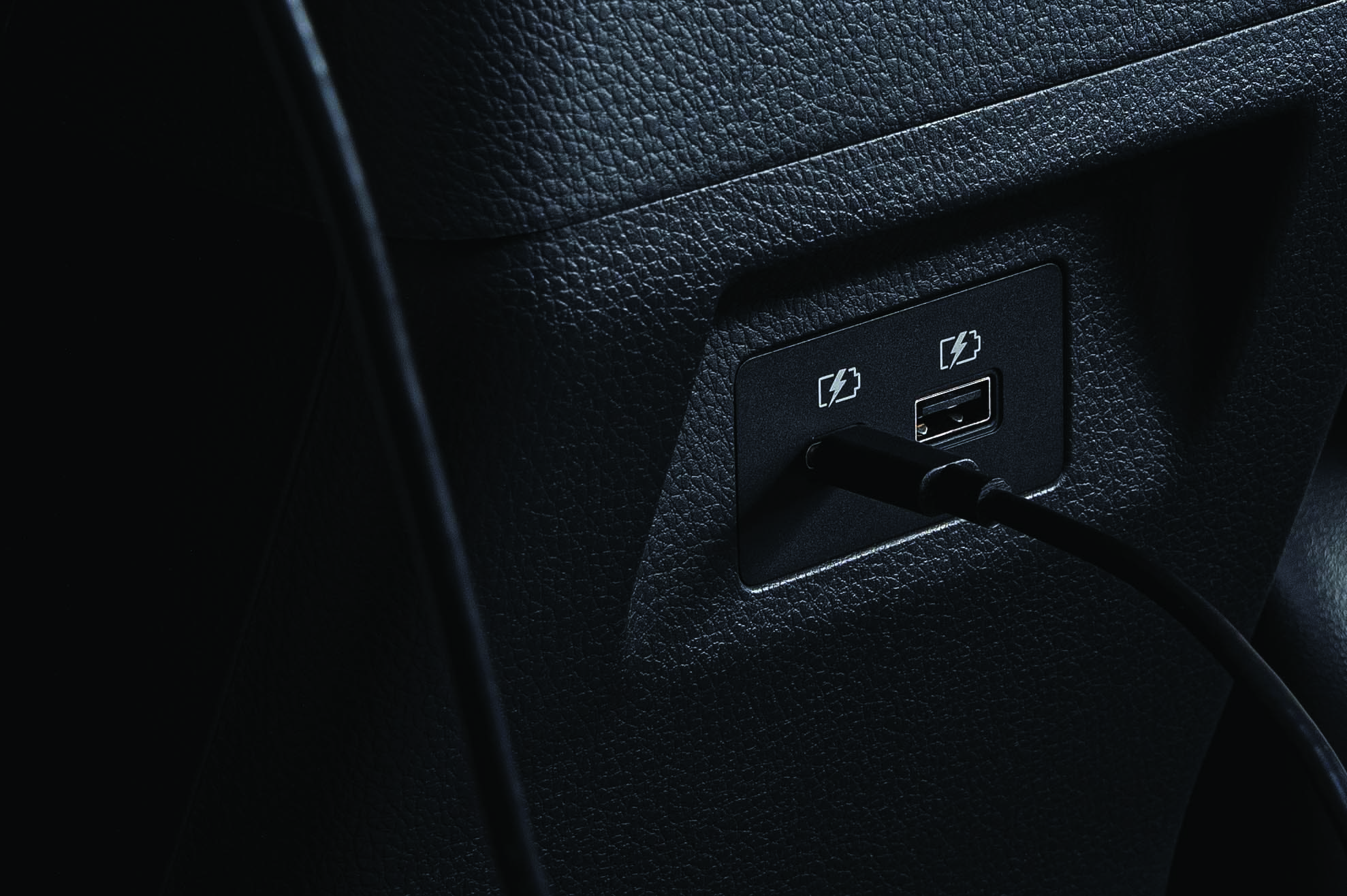 Charging Port USB pada Floor Console
